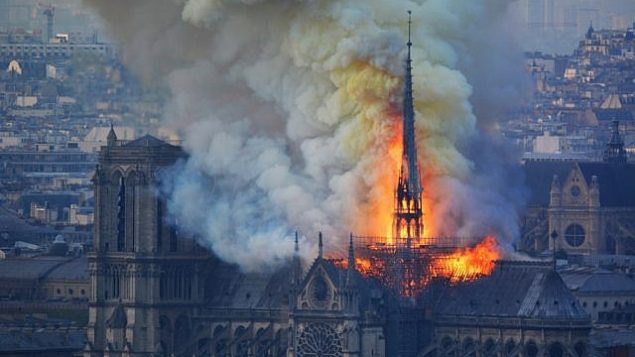الدخان والنيران تتصاعد من كاتدرائية نوتردام في باريس، 15 ابريل 2019 (Hubert Hitier/AFP)