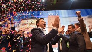 الممثل الكوميدي الأوكراني والمرشح للرئاسة فولوديمير زيلينسكي بعد الإعلان عن نتائج العينات الإنتخابية الاولى في الجولة الثانية من الإنتخابات الرئاسية الأوكرانية، في مقر حملته في كييف، 21 أبريل، 2019. (Genya SAVILOV / AFP)