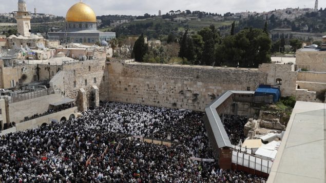 مصلون يهودي يشاركون بمراسيم بركة الكهنة التي تجرى خلال عيد الفصح العبري في حائط المبكة في القدس، 22 ابريل 2019 (Thomas COEX / AFP)