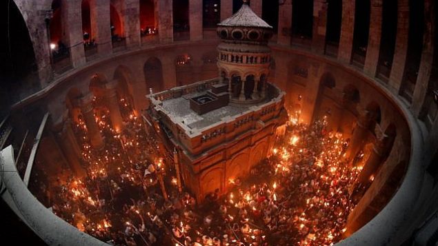 مصلون مسيحيون اورثوذكس في كنيسة القيامة بالقدس، خلال احتفالات سبت النور، 27 ابريل 2019 (THOMAS COEX / AFP) مصلون مسيحيون اورثوذكس في كنيسة القيامة بالقدس، خلال احتفالات سبت النور، 27 ابريل 2019 (THOMAS COEX / AFP)