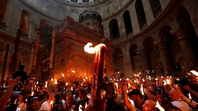 مصلون مسيحيون اورثوذكس في كنيسة القيامة بالقدس، خلال احتفالات سبت النور، 27 ابريل 2019 (GALI TIBBON / AFP) مصلون مسيحيون اورثوذكس في كنيسة القيامة بالقدس، خلال احتفالات سبت النور، 27 ابريل 2019 (GALI TIBBON / AFP)