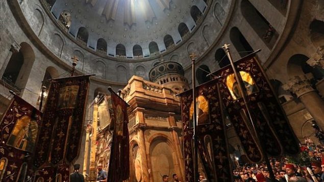 مصلون مسيحيون اورثوذكس في كنيسة القيامة بالقدس، خلال احتفالات سبت النور، 27 ابريل 2019 (GALI TIBBON / AFP) مصلون مسيحيون اورثوذكس في كنيسة القيامة بالقدس، خلال احتفالات سبت النور، 27 ابريل 2019 (GALI TIBBON / AFP)