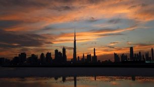 صورة لأفق دبي مع برج خليفة، أطول برج في العام في وسط الصورة، مع غياب الشمس فوق دبي، الإمارات العربية المتحدة، 4 أبريل، 2016. (AFP/Karim Sahib)