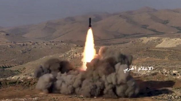 لقطة الصورة المأخوذة من مقطع فيديو نُشر في 22 يوليو، 2017 من قبل الإعلام الحربي السوري، تظهر مقاتلون تابعة لمنظمة ’حزب الله’ يقومون بإطلاق صاروخ على مواقع تابعة لمقاتلين مرتبطين بتنظيم ’القاعدة’ في منطقة الحدود اللبنانية السورية.  (Syrian Central Military Media, via AP)