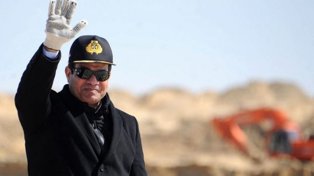 الرئيس المصري عبد الفتاح السيسي خلال زيارة لقناة السويس المصرية، 22 فبراير 2015 (Egyptian Presidency via AP, File)