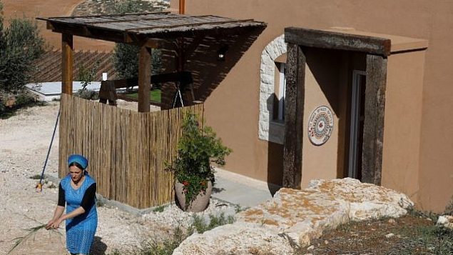 موريا شابيرا، مالكة شقة في شبكة Airbnb، تقوم بتنظيف شقتها في بؤرة عادي عاد  شمال قرية المغير الفلسطينية، بالقرب من مدينة رام الله بالضفة الغربية، 20 نوفمبر 2018. (Menahem Kahana/AFP)
