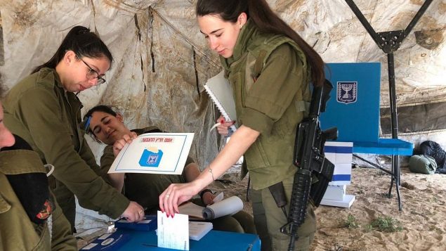 جنود يدلون بأصواتهم في 9 ابريل 2019 (Israel Defense Forces) جنود يدلون بأصواتهم في 9 ابريل 2019 (Israel Defense Forces)