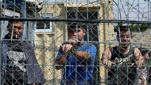 توضيحية: أسرى أمنيون فلسطينيون في سجن ’عوفر’ في شمال القدس، 20 أغسطس، 2008. (Moshe Shai/Flash90)