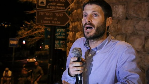 عضو الكنيست بسلئيل سموتريش يتحدث خلال مظاهرة امام البلدة القديمة في القدس، تنادي للسماح لليهود الصلاة هناك، 25 يوليو 2015 (Gershon Elinson/Flash90) عضو الكنيست بسلئيل سموتريش يتحدث خلال مظاهرة امام البلدة القديمة في القدس، تنادي للسماح لليهود الصلاة هناك، 25 يوليو 2015 (Gershon Elinson/Flash90)