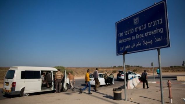 فلسطينيون يستعدون لاجتياز الحدود من إسرائيل إلى قطاع غزة عبر معبر إيرز، 3 سبتمبر، 2015. (Yonatan Sindel/Flash90)