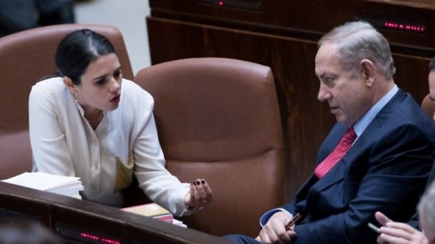 رئيس الوزراء بنيامين نتنياهو، إلى اليمين، يتحدث مع وزيرة العدل أيليت شاكيد في الكنيست، 21 ديسمبر / كانون الأول 2016. (Yonatan Sindel/Flash90)