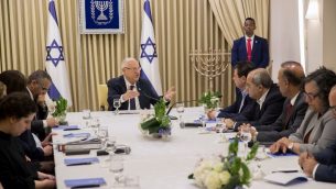 اعضاء قائمة الجبهة-العربية للتغيير يلتقون بالرئيس رؤوفن ريفلين في منزل الرئيس في القدس، 15 ابريل 2019 (Yonatan Sindel/Flash90)