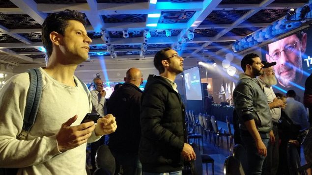 ناشطو حزب ’زيهوت’ متفاجؤون مع صدور النتائج الاولية للانتخابات، التي اظهرت عدم تجاوز الحزب العتبة الانتخابية لدخول الكنيست، في رمات غان، 9 ابريل 2019 (Melanie Lidman/Times of Israel)