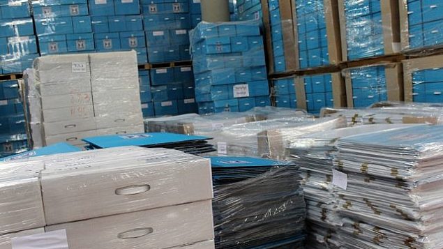 مواد انتخابية في لجنة الانتخابات المركزية سيتم ارسالها الى صناديق الاقتراع في يوم الانتخابات، 6 مارس 2019 (Raoul Wootliff/Times of Israel) مواد انتخابية في لجنة الانتخابات المركزية سيتم ارسالها الى صناديق الاقتراع في يوم الانتخابات، 6 مارس 2019 (Raoul Wootliff/Times of Israel)