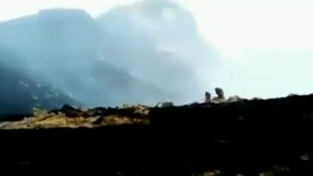 سعادين تراقب بينما يملأ الدخان جبال سيمين في اثيوبيا، في فيديو صدر في 11 ابريل 2019 (screen capture: Twitter/@ahackz)