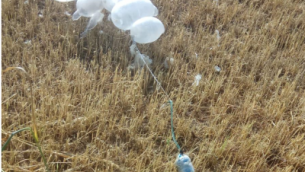 توضيحية: بالون حارق سقط في منطقة إشكول في إسرائيل، 28 مارس، 2019. (Eshkol Regional Council)