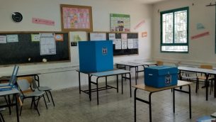 صندوق اقتراع في اكسال، القرية العربية المجاورة للناصرة، 9 ابريل 2019 (Adam Rasgon/Times of Israel)