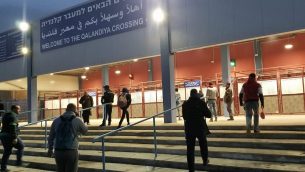 عمال فلسطينيون يتدفقون إلى حاجز قلنديا في شمال القدس، 16 أبريل، 2019. (Adam Rasgon/Times of Israel)
