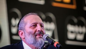 رئيس حزب شاس ارييه درعي يخاطب داعميه عند الاعلان عن نتائج الانتخابا تالإسرائيلية في مقر الحزب فيالقدس، 9 ابريل 2019 (Flash90)