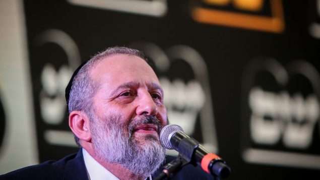 رئيس حزب شاس ارييه درعي يخاطب داعميه عند الاعلان عن نتائج الانتخابا تالإسرائيلية في مقر الحزب فيالقدس، 9 ابريل 2019 (Flash90)