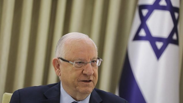 الرئيس رؤوف نريفلين يلتقي بمندوبي الاحزاب في منزل الرئيس في القدس، 16 ابريل 2019 (Noam Revkin Fenton/Flash90)
