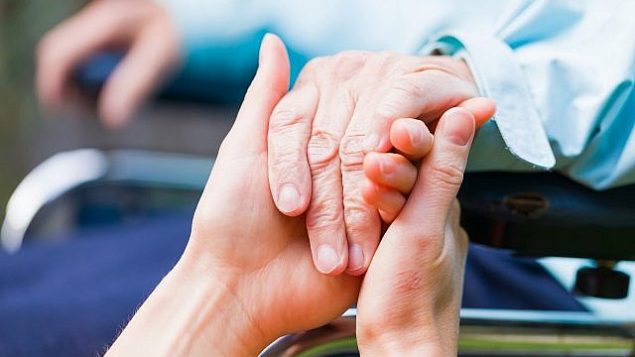 صورة توضيحية لمريض مصاب بمرض الشلل الإرتعاشي (Obencem ؛ iStock by Getty Images)