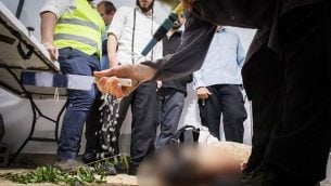 رجال يهود يقومو بذبح خروف لتقديمه كأضحية بمناسبة عيد الفصح اليهودي، القدس، 15 أبريل، 2019. (Noam Revkin Fenton/Flash90)
