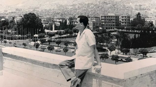 صورة غير مؤرخة للجاسوس الإسرائيلي إيلي كوهين في سوريا وهو يضع ساعة اليد التي استعادها جهاز الموساد في عام 2018. (PMO)