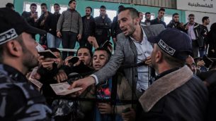فلسطينيون ينتظرون دخول مصر عبر معبر رفح في جنوب قطاع غزة، 12 ابريل 2018 (Said Khatib/AFP)