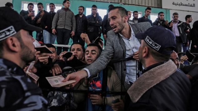 فلسطينيون ينتظرون دخول مصر عبر معبر رفح في جنوب قطاع غزة، 12 ابريل 2018 (Said Khatib/AFP)