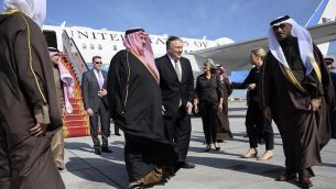 وزير الخارجية البحريني خالد بن أحمد آل خليفة (وسط الصورة من اليسار) يستقبل وزير الخارجية الأمريكي مايك بومبيو (وسط الصورة من اليمين) عند وصوله إلى مطار المنامة الدولي في العاصمة البحرينية المنامة في 11 يناير، 2019. (Andrew Caballero-Reynolds/Pool/AFP)