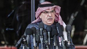 محمد العمادي، رئيس اللجنة القطرية لإعادة إعمار غزة، يتكلم خلال مؤتمر صحفي في مدينة غزة، 25 يناير، 2019.(Mahmud Hams/AFP)