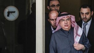 محمد العمادي (وسط الصورة)، رئيس اللجنة القطرية لإعادة إعمار غزة، يصل إلى مؤتمر صحفي في مدينة غزة في 25 يناير، 2019.  (Mahmud Hams/AFP)