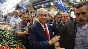 رئيس الوزراء بنيامين نتنياهو في سوق محانيه يهودا في القدس، يوما قبل الانتخابات الإسرائيلية، 8 ابريل 2019 (Menahem Kahana/AFP)