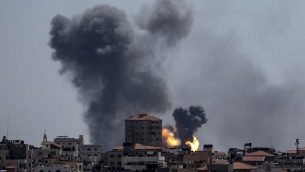 صورة تم التقاطها من قطاع غزة في 4 مايو، 2019، تظهر الدخان يتصاعد في أعقاب غارة جوية إسرائيلية ردا على صواريخ أطلقها مسلحون فلسطينيون. (MAHMUD HAMS / AFP)