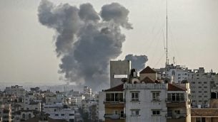 الدخان يتصاعد فوق مبان خلال غارة جوية إسرائيلية على مدينة غزة ردا على إطلاق صواريخ من القطاع الساحلي في 4 مايو، 2019.  (Mahmud Hams / AFP)