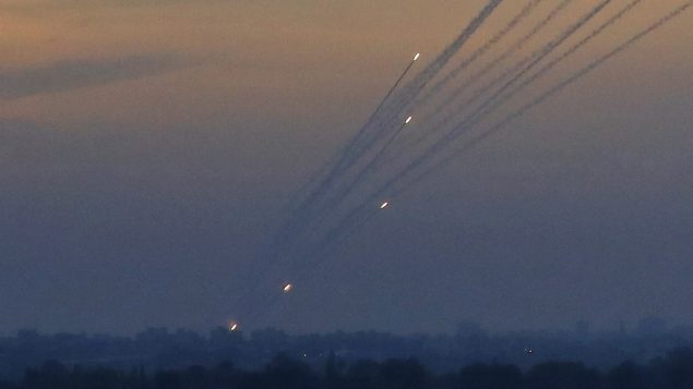 صواريخ فلسطينية يتم إطلاقها باتجاه المناطق الإسرائيلية من قطاع غزة، 5 مايو 2019 (Jack Guez/AFP)