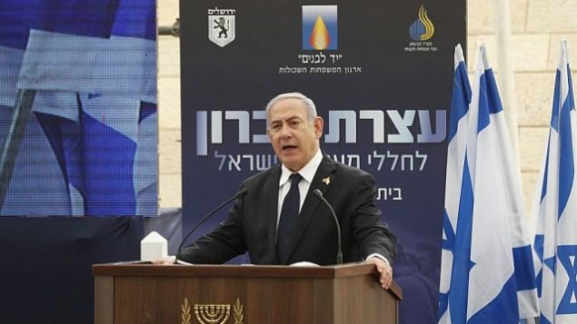 رئيس الوزراء بنيامين نتنياهو يلقي كلمة في حدث لإحياء ذكرى القتلى من الجنود الإسرائيلي في مركز ’يد لبانيم’ في القدس، 7 مايو، 2019. (RONEN ZVULUN/POOL/AFP)