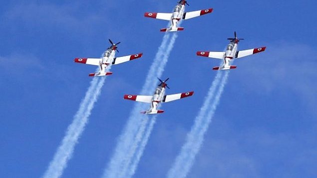 طائرات إسرائيلية من طراز ’ Efroni T-6 Texan II’ خلال عرض جي فوق الشاطي في مدينة تل أبيب الساحلية، 9 مايو، 2019 في إطار احتفالات إسرائيل بيوم إستقلالها ال71. (JACK GUEZ / AFP)