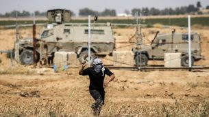 متظاهر فلسطيني يستخدم مقلاع لرشق حجارة باتجاه جنود اسرائيليين خلال مظاهرات يوم النكبة شرقي خان يونس، جنوب قطاع غزة، 15 مايو 2019 (Thomas COEX / AFP)