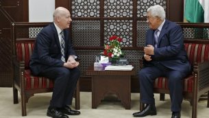 رئيس السلطة الفلسطينية محمود عباس (من اليمين) يلتقي بجيسون غرينبلات، مبعوث الرئيس الأمريكي دونالد ترامب الخاص للمحادثات الدولية، في مدينة رام الله في الضفة الغربية، 14 مارس، 2017. (AFP Photo/Abbas Momani)