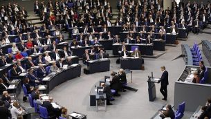 عضو حزب ’البديل من أجل ألمانيا’ (AfD) اليميني المتطرف، بيرند باومان، أول متحدث للحزب في البرلمان، يلقي بخطابه خلال أول جلسة للبرلمان المنتخب حديثا في 24 أكتوبر، 2017، في البوندستاغ (أو مجلس النواب) في برلين. (AFP PHOTO / Odd ANDERSEN)