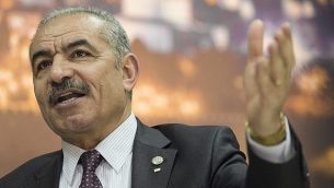 رئيس الوزراء الفلسطيني محمد اشتية يتكلم خلال مقابلة مع وكالة ’أسوشيتد برس’ في مكتبه في رام الله بالضفة الغربية، 16 أبريل، 2019. (AP Photo/Nasser Nasser)