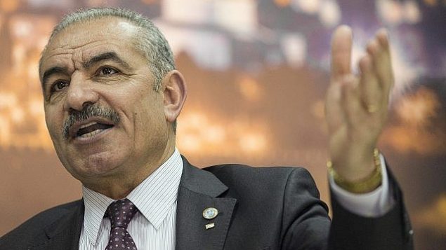 رئيس الوزراء الفلسطيني محمد اشتية يتكلم خلال مقابلة مع وكالة ’أسوشيتد برس’ في مكتبه في رام الله بالضفة الغربية، 16 أبريل، 2019. (AP Photo/Nasser Nasser)