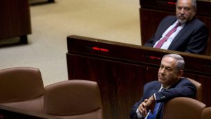 رئيس الوزراء بنيامين نتيناهو ووزير الدفاع السابق افيغادور ليبرمان في الكنيست، 23 مايو 2019 (AP Photo/Sebastian Scheiner, File)