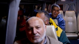 عمال فلسطينيون في طريقهم إلى إسرائيل. (AP Photo/ Majdi Mohammed) عمال فلسطينيون في طريقهم إلى إسرائيل. (AP Photo/ Majdi Mohammed)