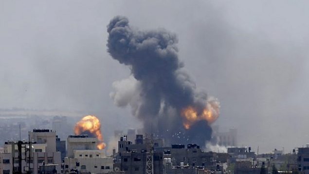 الدخان يتصاعد جراء انفجار ناجم عن غارة جوية إسرائيلية في مدينة غزة، السبت، 4 مايو، 2019.  (AP Photo/Hatem Moussa)