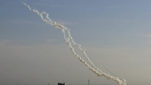 صواريخ فلسطينية تم إطلاقها باتجاه المناطق الإسرائيلية من قطاع غزة، السبت، 4 مايو، 2019.  (AP/Adel Hana)