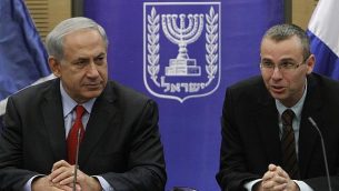 رئيس الوزراء بنيامين نتنياهو وعضو الكنيست من الليكود ياريف ليفين خلال جلسة للحزب في الكنيست، 9 ديسمبر 2013 (Miriam Alster/Flash90)