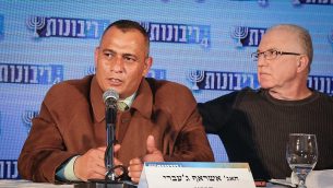 أشرف الجعبري، على يسار الصورة، يشارك في مؤتمر في القدس لمناقشة السيادة الإسرائيلية على الضفة الغربية، 12 فبراير، 2017. (Gershon Elinson/Flash90)